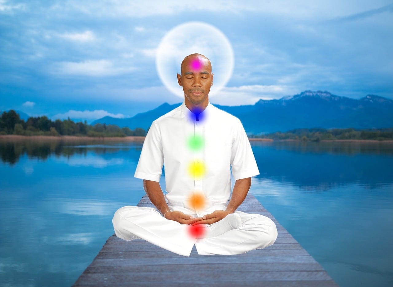 hombre buda con centros energeticos